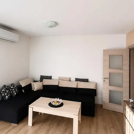 за гости 2 тракия плаза Apartamento Shumen